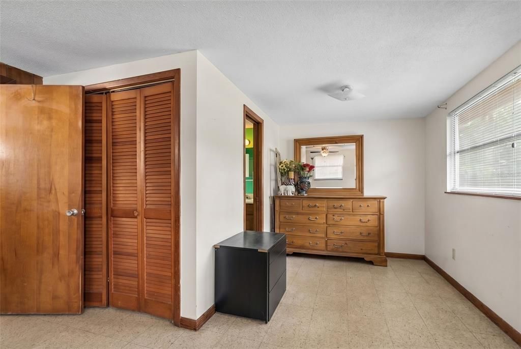 For Sale: $850,000 (5 beds, 3 baths, 2736 Square Feet)
