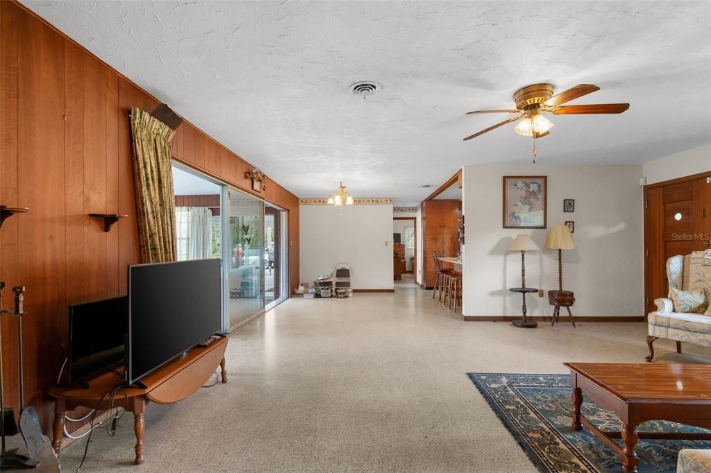For Sale: $850,000 (5 beds, 3 baths, 2736 Square Feet)