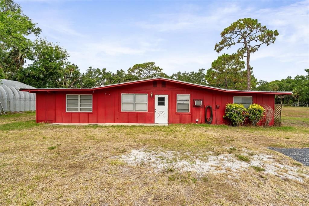 For Sale: $850,000 (5 beds, 3 baths, 2736 Square Feet)