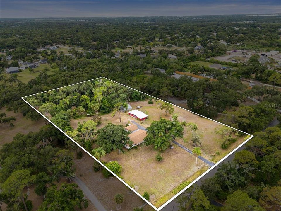 For Sale: $850,000 (5 beds, 3 baths, 2736 Square Feet)