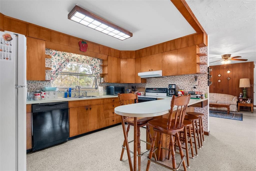 For Sale: $850,000 (5 beds, 3 baths, 2736 Square Feet)