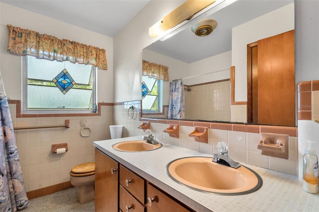 For Sale: $850,000 (5 beds, 3 baths, 2736 Square Feet)