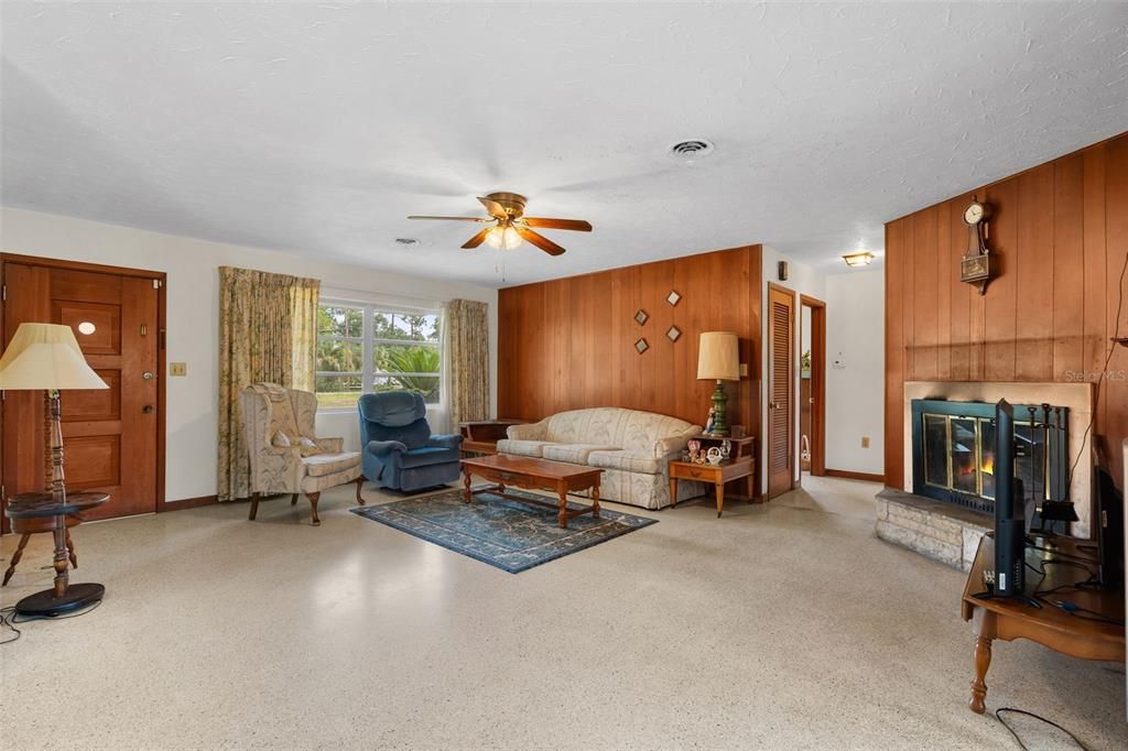 For Sale: $850,000 (5 beds, 3 baths, 2736 Square Feet)