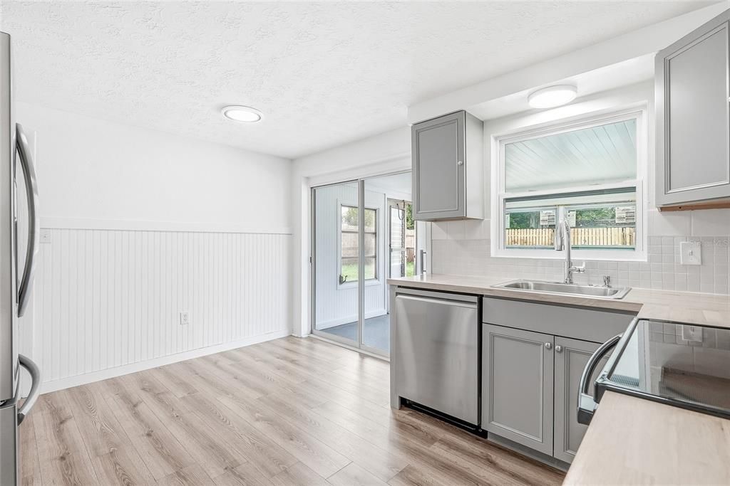 На продажу: $249,900 (2 спален, 1 ванн, 816 Квадратных фут)