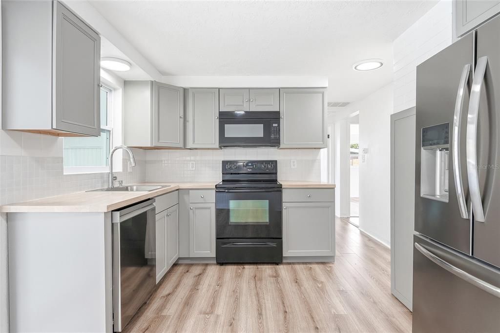 На продажу: $249,900 (2 спален, 1 ванн, 816 Квадратных фут)