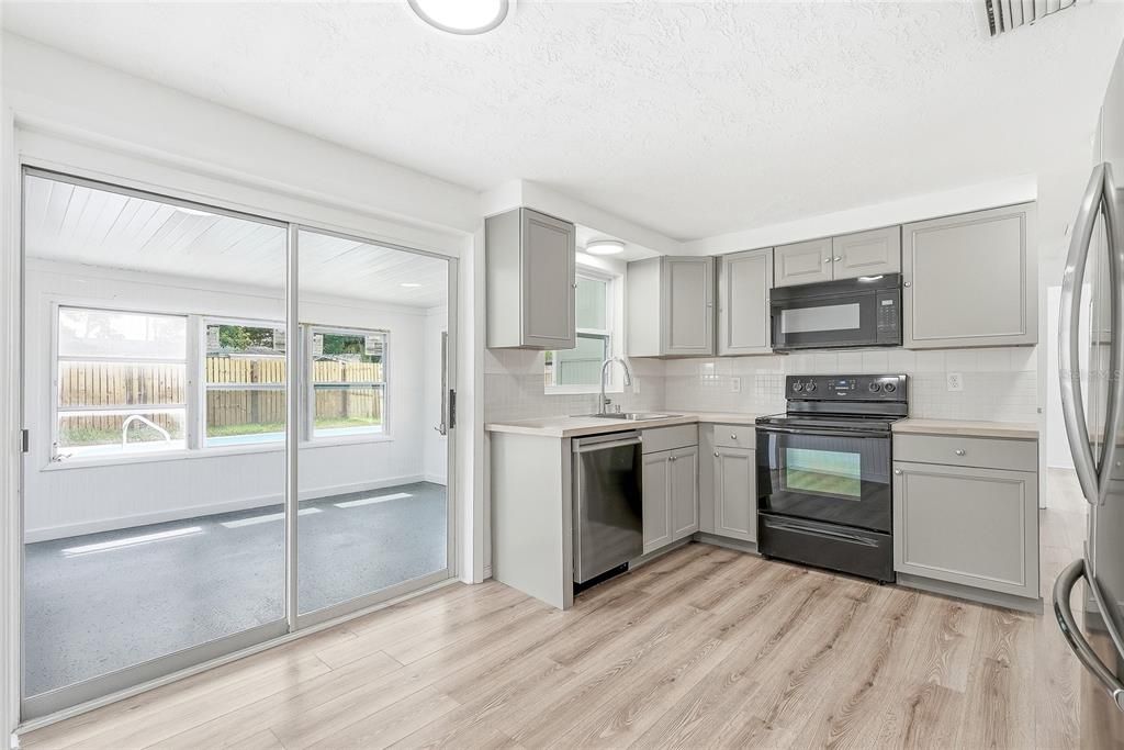 На продажу: $249,900 (2 спален, 1 ванн, 816 Квадратных фут)