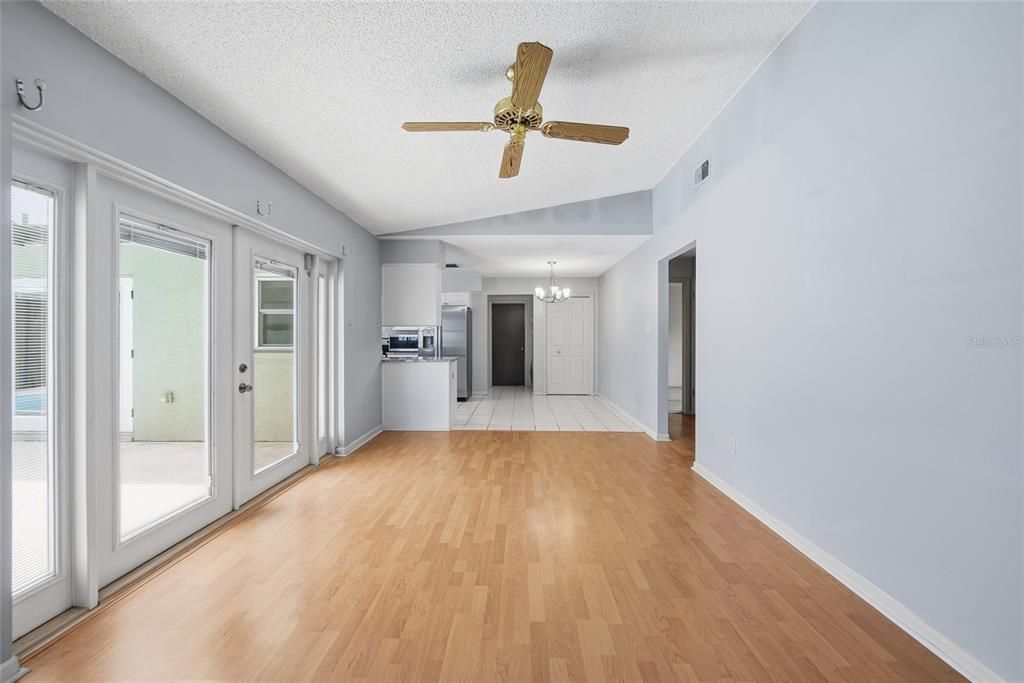 На продажу: $399,999 (3 спален, 2 ванн, 1563 Квадратных фут)