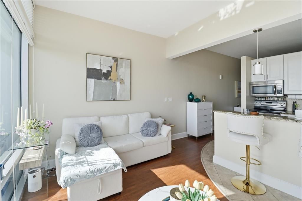For Sale: $215,000 (1 beds, 1 baths, 644 Square Feet)