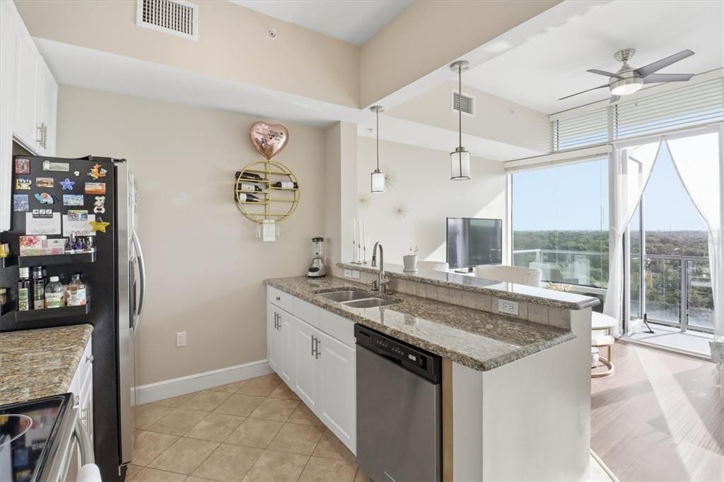 For Sale: $215,000 (1 beds, 1 baths, 644 Square Feet)