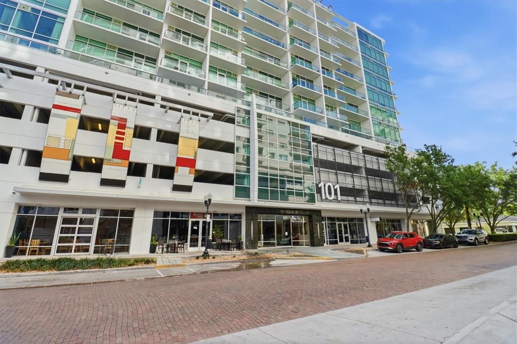 For Sale: $215,000 (1 beds, 1 baths, 644 Square Feet)
