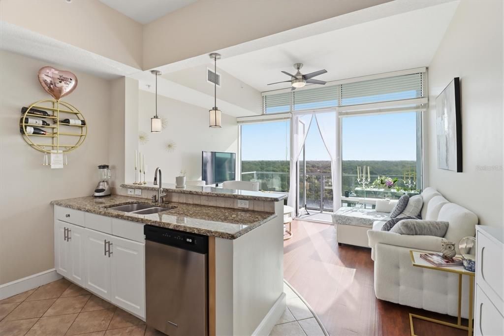 For Sale: $215,000 (1 beds, 1 baths, 644 Square Feet)