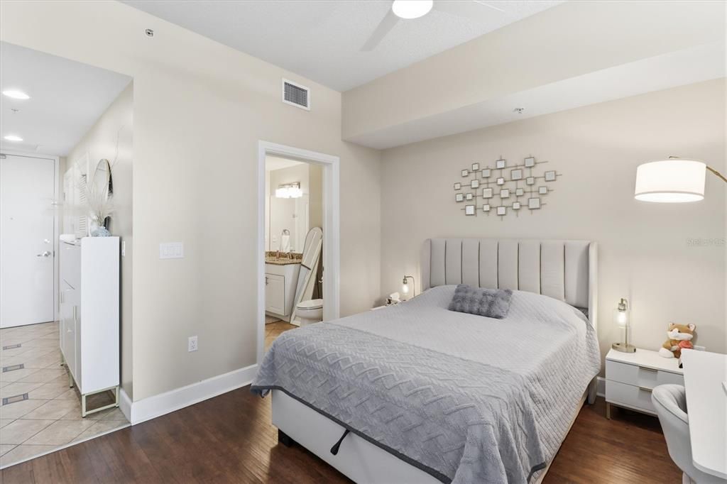 For Sale: $215,000 (1 beds, 1 baths, 644 Square Feet)