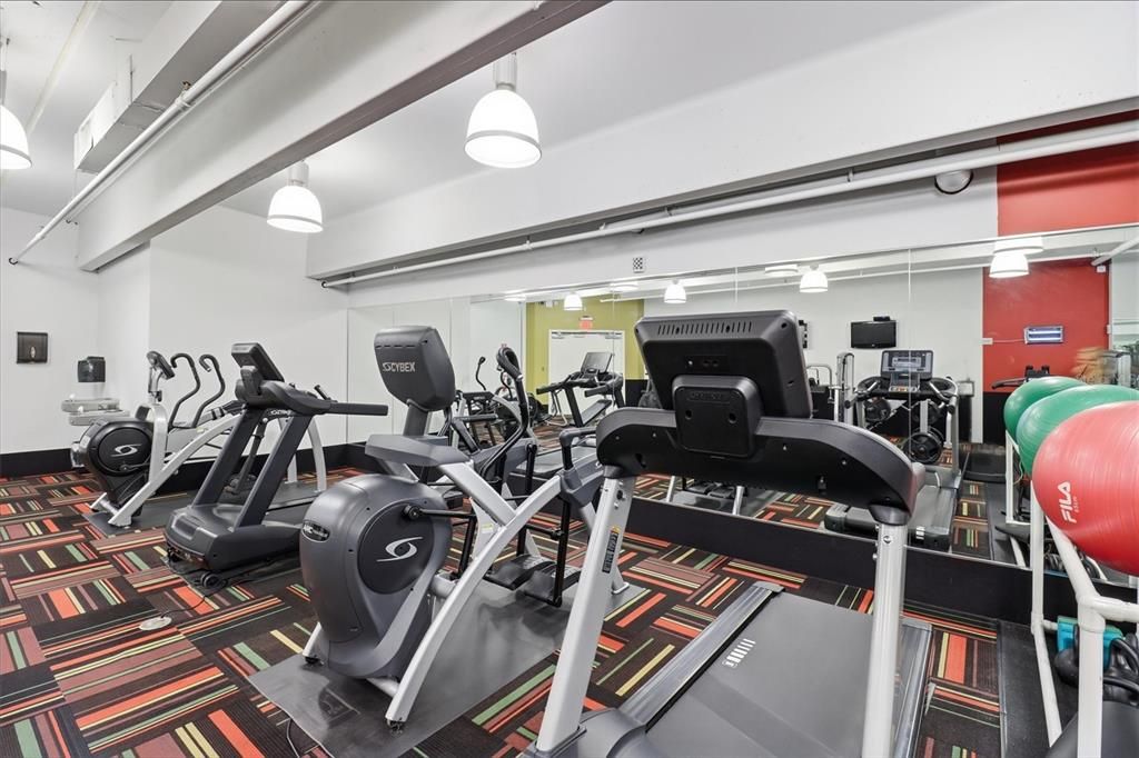 For Sale: $215,000 (1 beds, 1 baths, 644 Square Feet)