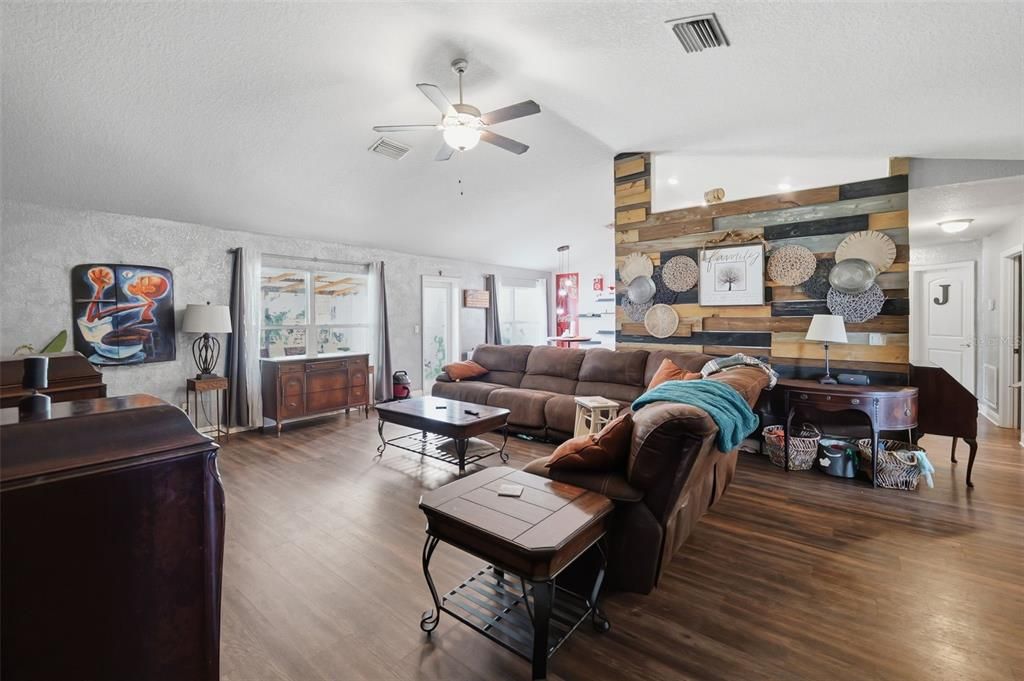 En Venta: $335,000 (3 camas, 2 baños, 2035 Pies cuadrados)