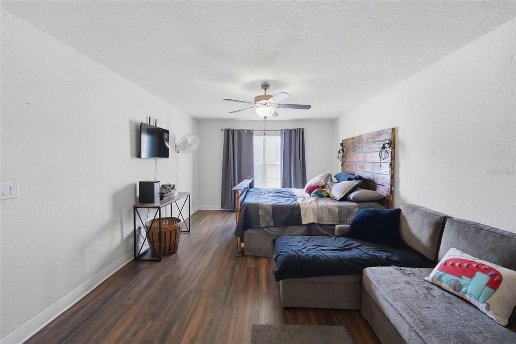 En Venta: $335,000 (3 camas, 2 baños, 2035 Pies cuadrados)