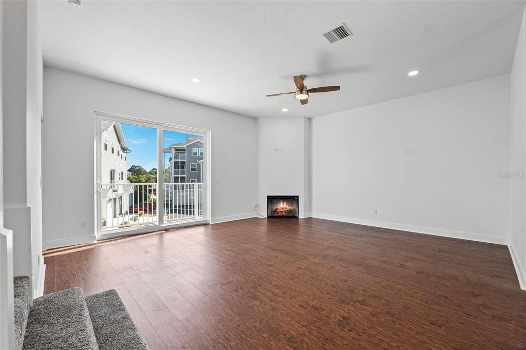 For Rent: $2,400 (3 beds, 2 baths, 1670 Square Feet)