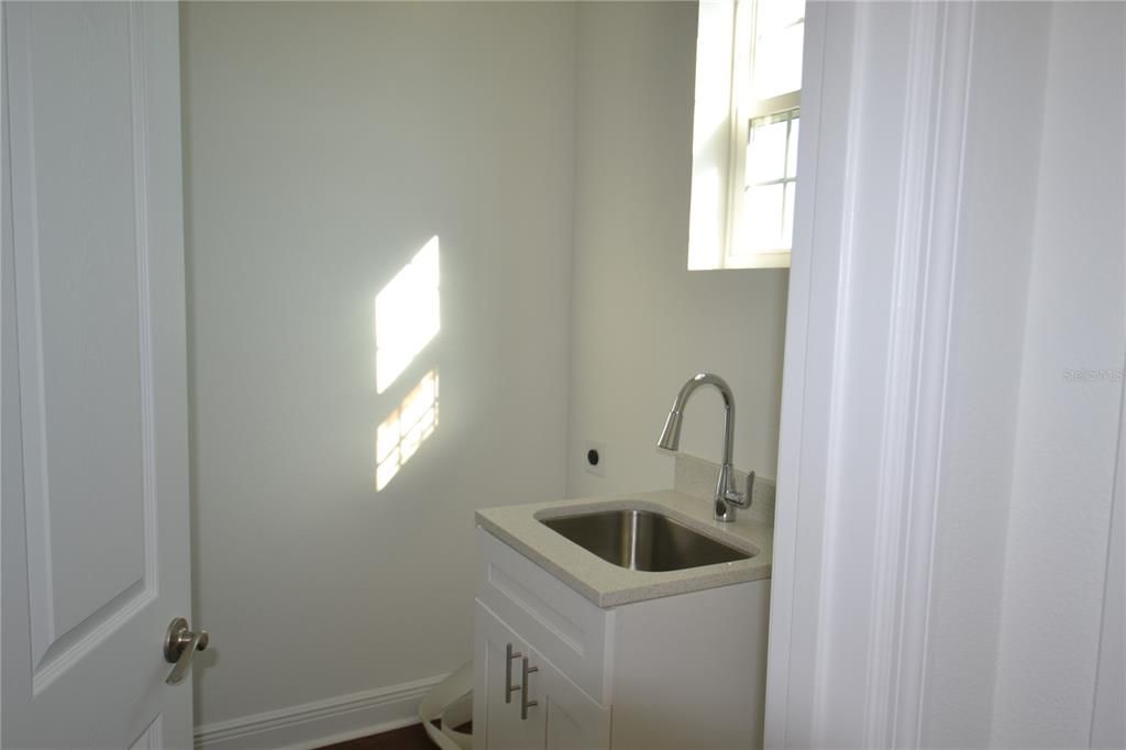 For Rent: $2,400 (3 beds, 2 baths, 1670 Square Feet)