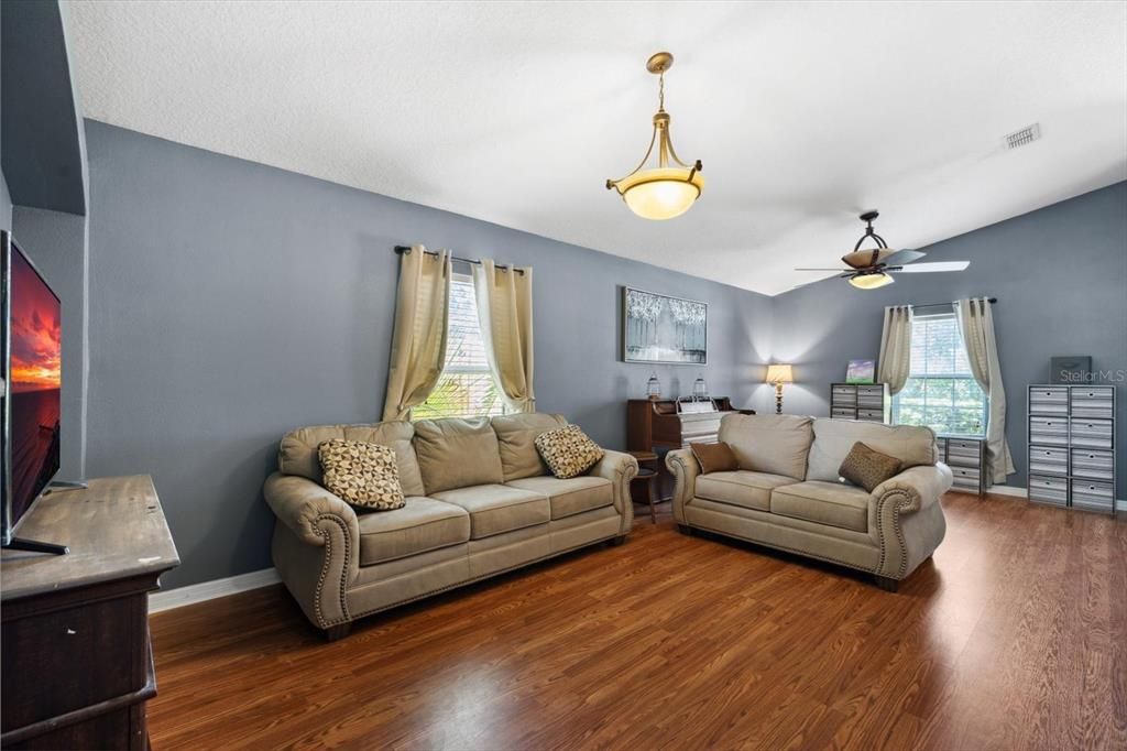 For Sale: $330,000 (4 beds, 2 baths, 1958 Square Feet)
