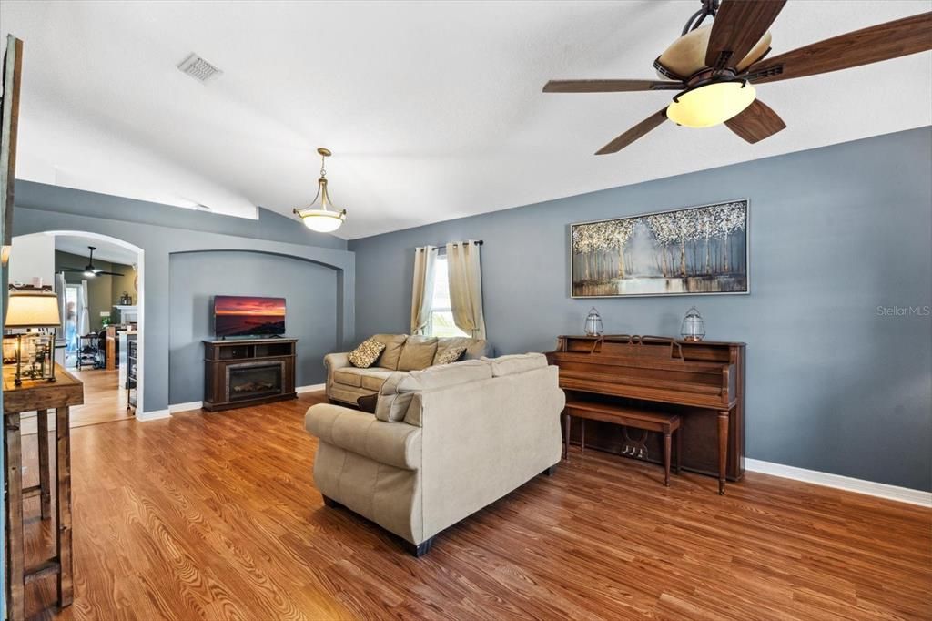 For Sale: $330,000 (4 beds, 2 baths, 1958 Square Feet)