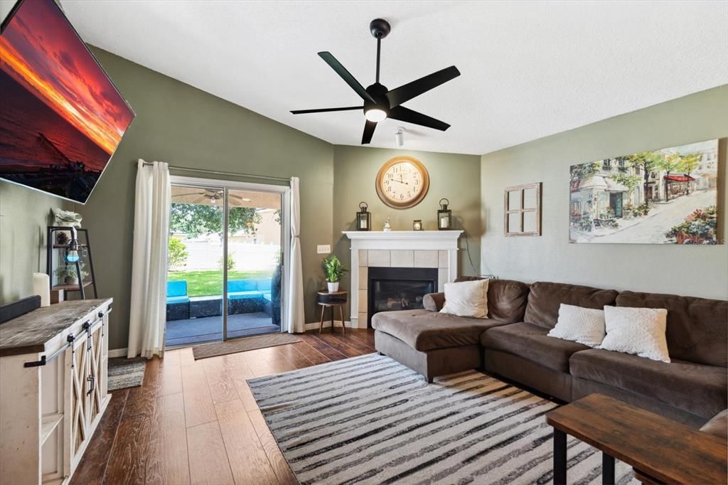 For Sale: $330,000 (4 beds, 2 baths, 1958 Square Feet)