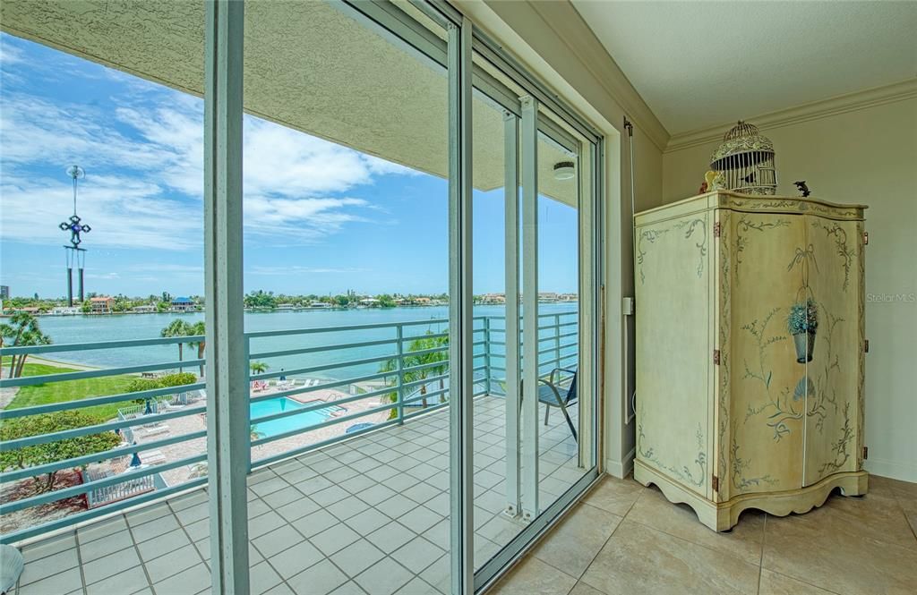 For Sale: $645,000 (2 beds, 2 baths, 1300 Square Feet)