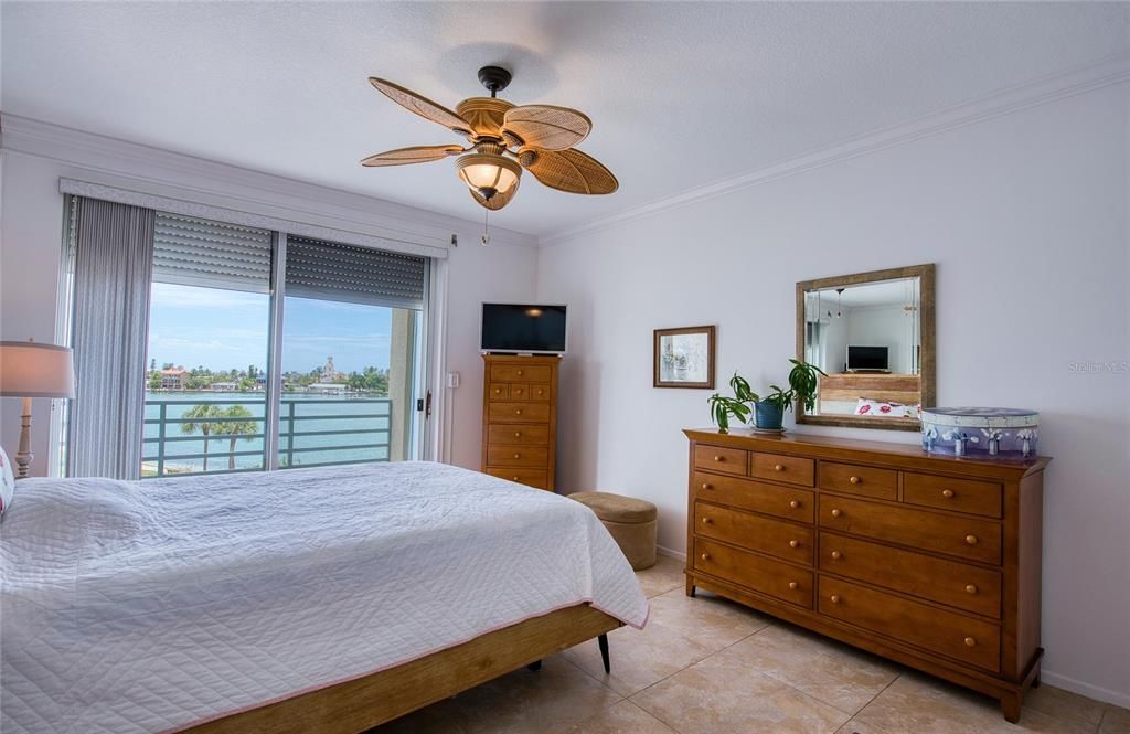For Sale: $645,000 (2 beds, 2 baths, 1300 Square Feet)