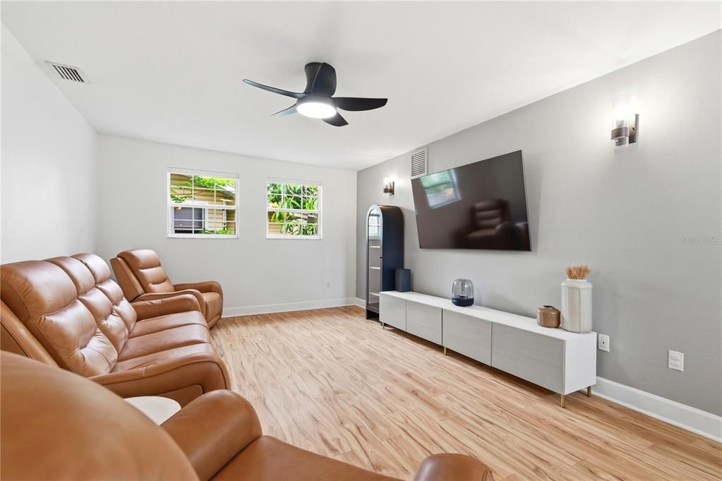 For Sale: $549,000 (3 beds, 3 baths, 1432 Square Feet)