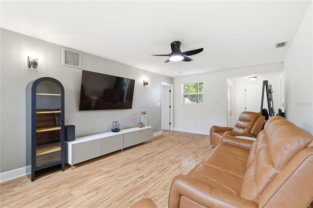 For Sale: $549,000 (3 beds, 3 baths, 1432 Square Feet)