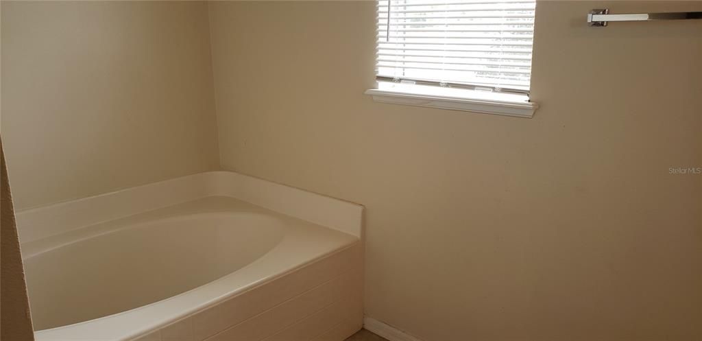 For Rent: $2,400 (4 beds, 2 baths, 2320 Square Feet)
