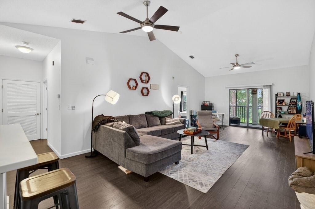 For Sale: $275,000 (2 beds, 2 baths, 1272 Square Feet)