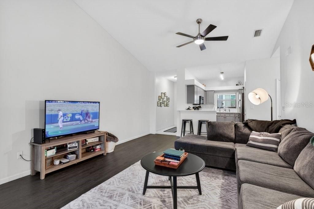 For Sale: $275,000 (2 beds, 2 baths, 1272 Square Feet)