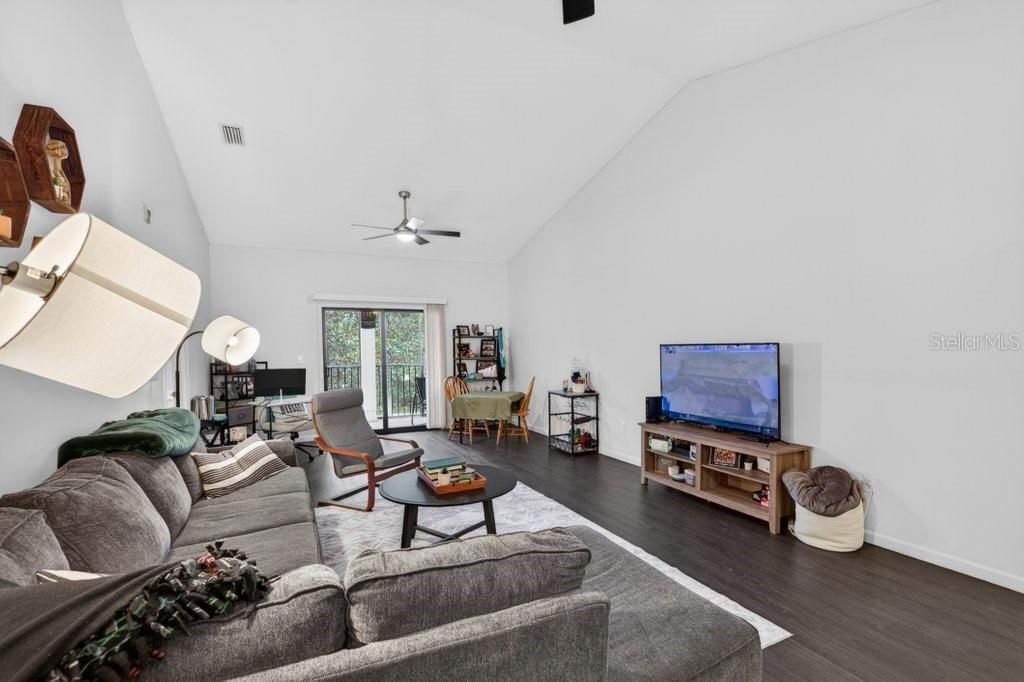 For Sale: $275,000 (2 beds, 2 baths, 1272 Square Feet)