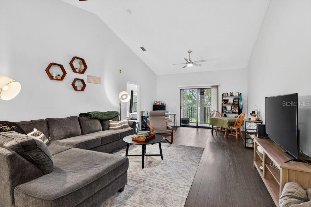 For Sale: $275,000 (2 beds, 2 baths, 1272 Square Feet)