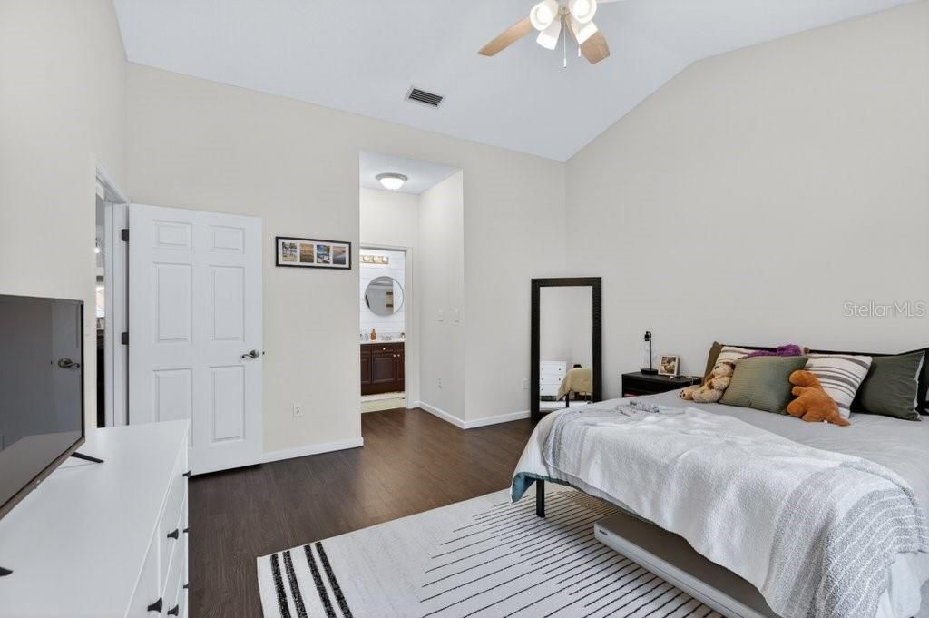 For Sale: $275,000 (2 beds, 2 baths, 1272 Square Feet)