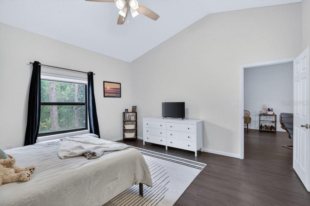 For Sale: $275,000 (2 beds, 2 baths, 1272 Square Feet)