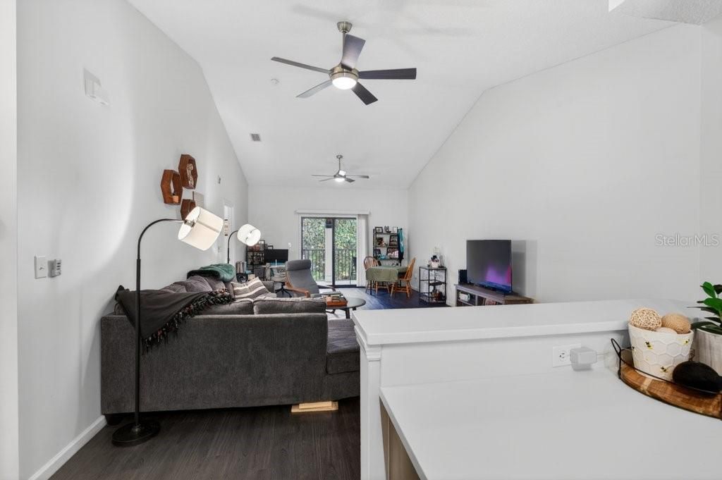 For Sale: $275,000 (2 beds, 2 baths, 1272 Square Feet)