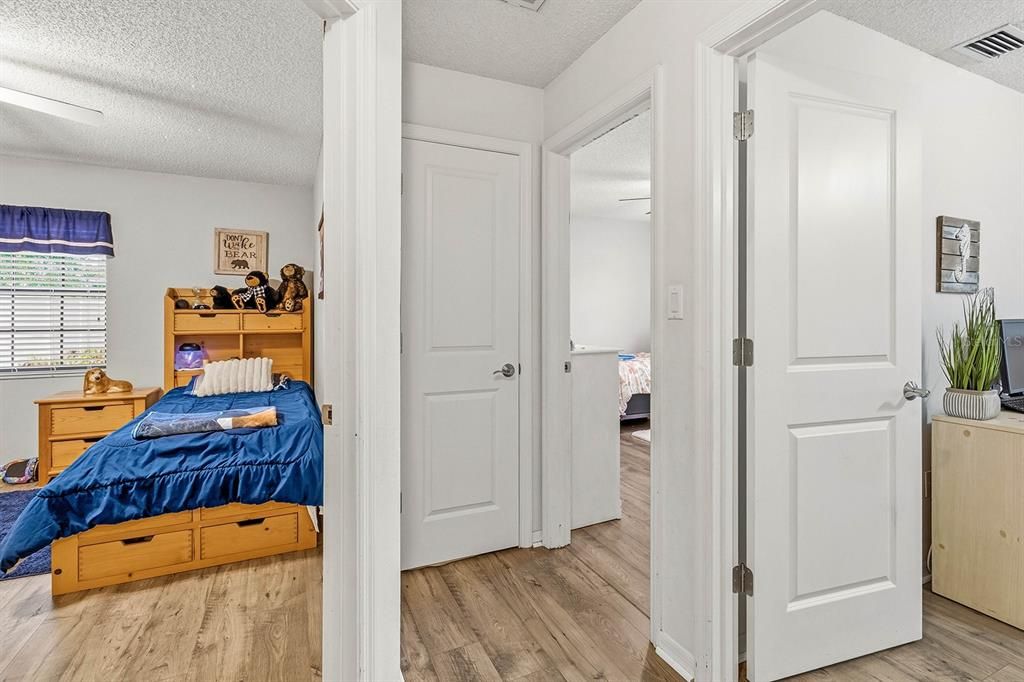 На продажу: $429,900 (4 спален, 2 ванн, 2484 Квадратных фут)