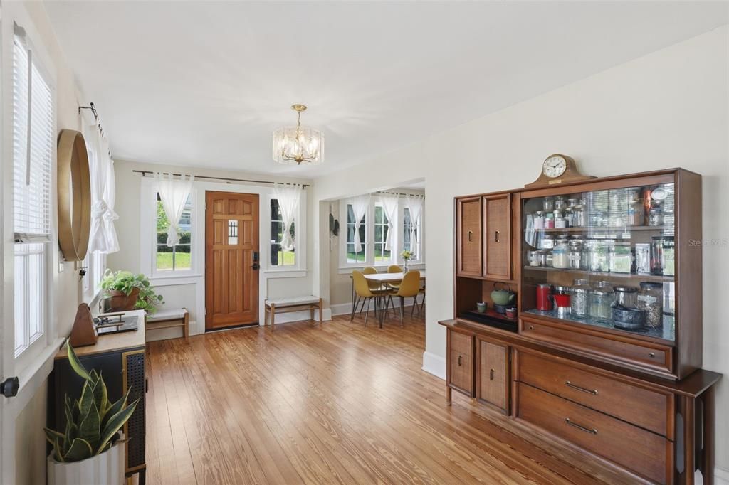 Activo con contrato: $309,900 (3 camas, 2 baños, 1196 Pies cuadrados)
