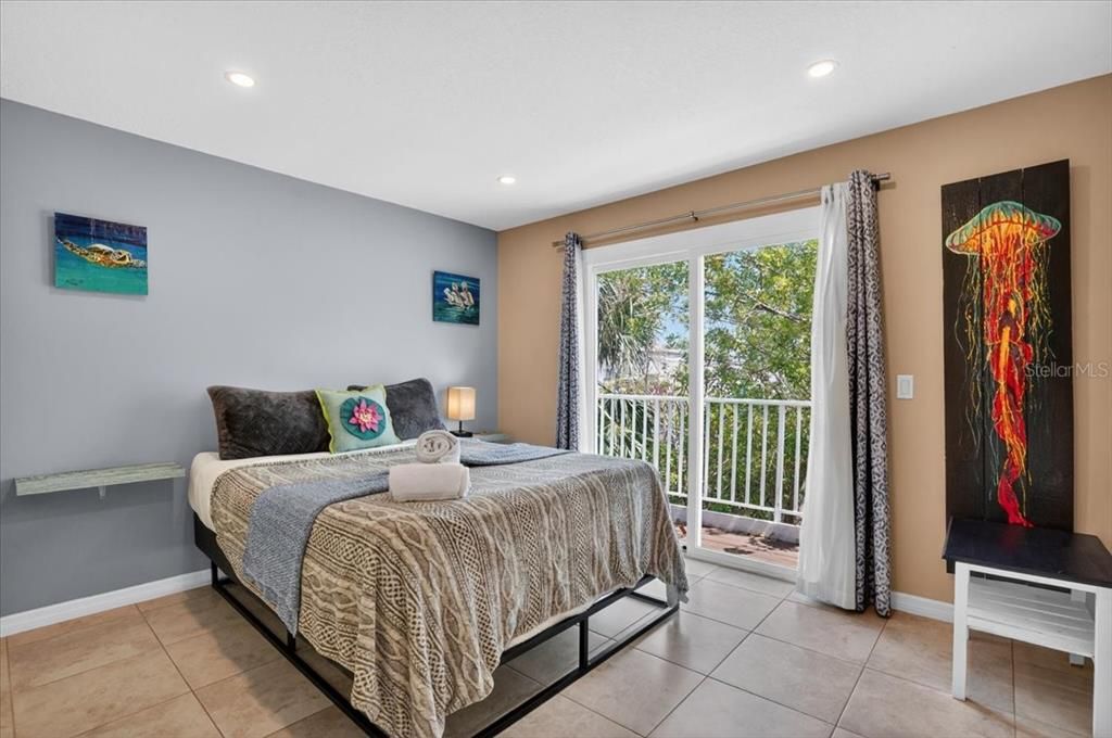 En Venta: $695,000 (2 camas, 2 baños, 800 Pies cuadrados)