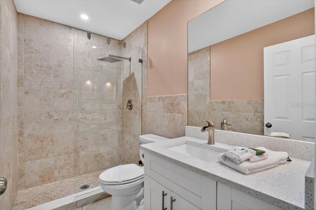 En Venta: $695,000 (2 camas, 2 baños, 800 Pies cuadrados)