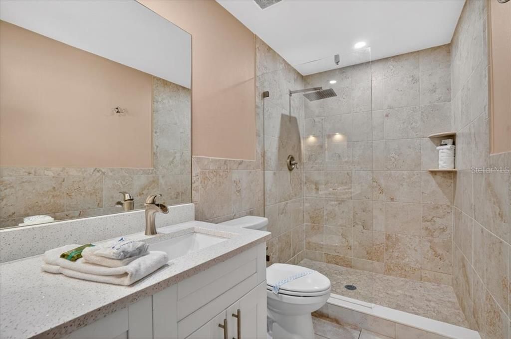 En Venta: $695,000 (2 camas, 2 baños, 800 Pies cuadrados)