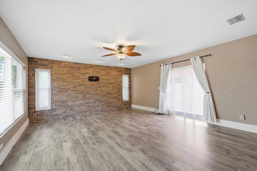 待售: $399,900 (2 贝兹, 2 浴室, 1742 平方英尺)