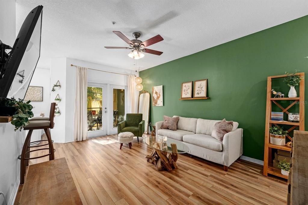 For Sale: $219,900 (1 beds, 1 baths, 1044 Square Feet)