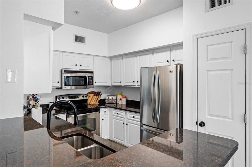 For Sale: $219,900 (1 beds, 1 baths, 1044 Square Feet)