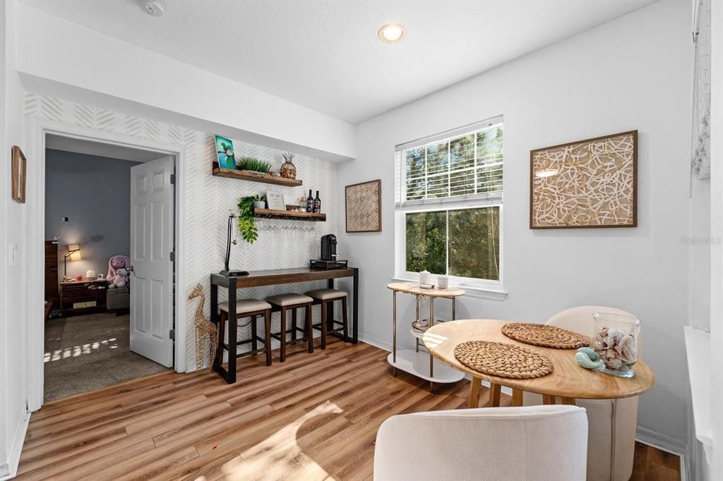 For Sale: $219,900 (1 beds, 1 baths, 1044 Square Feet)