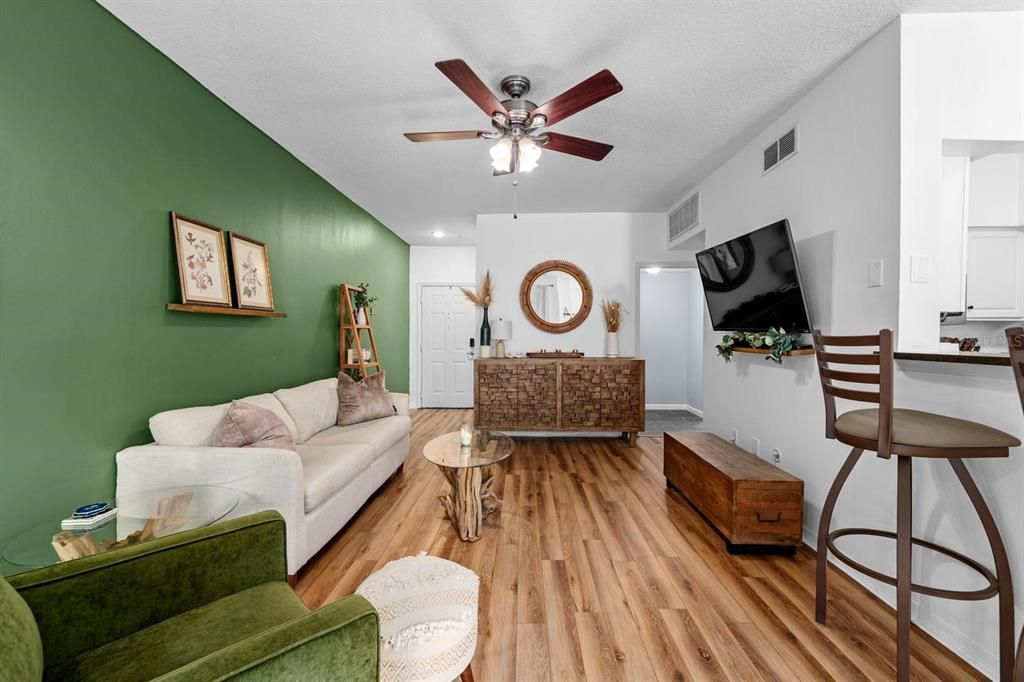 For Sale: $219,900 (1 beds, 1 baths, 1044 Square Feet)