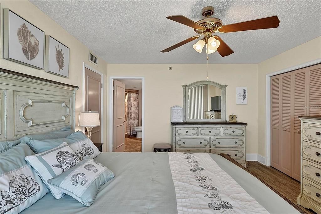 For Sale: $315,000 (2 beds, 2 baths, 1189 Square Feet)