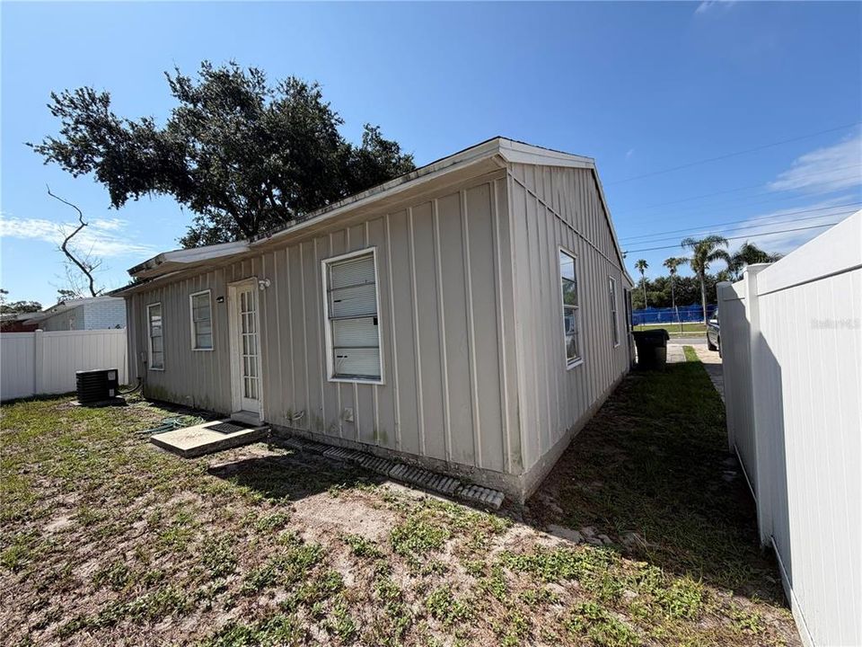 For Sale: $255,000 (3 beds, 2 baths, 875 Square Feet)