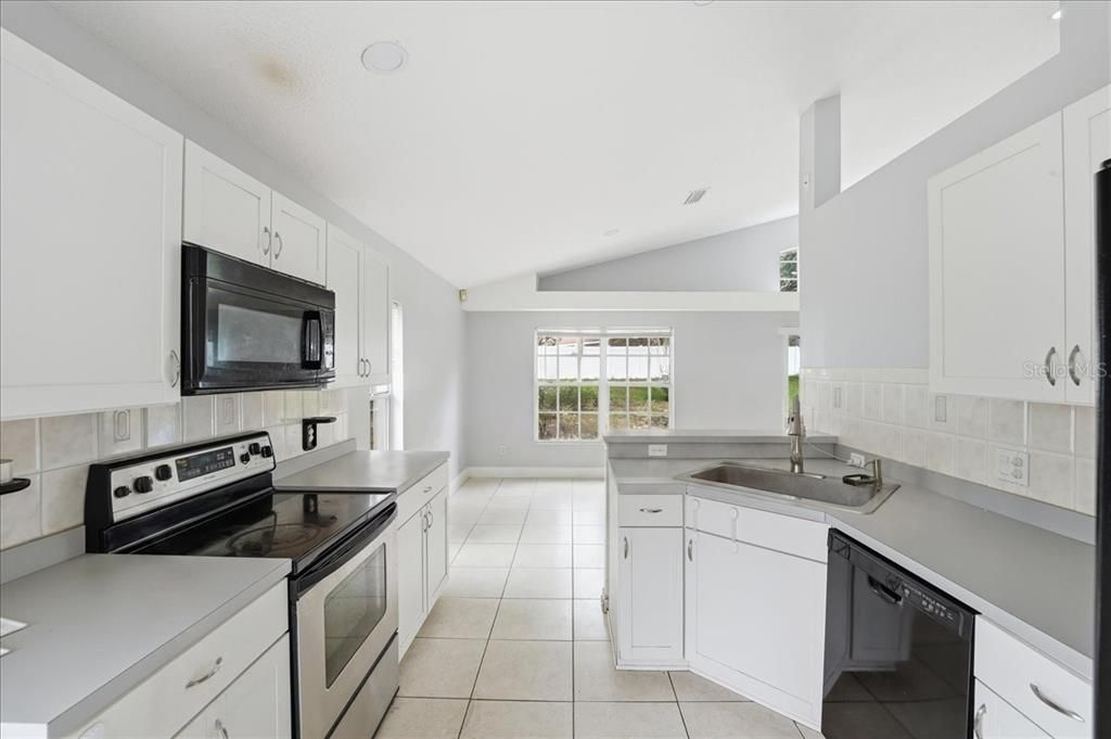For Sale: $350,000 (3 beds, 2 baths, 1226 Square Feet)
