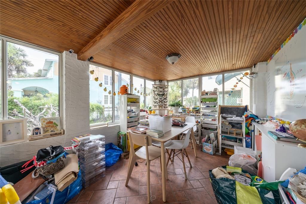 На продажу: $245,000 (2 спален, 2 ванн, 1219 Квадратных фут)